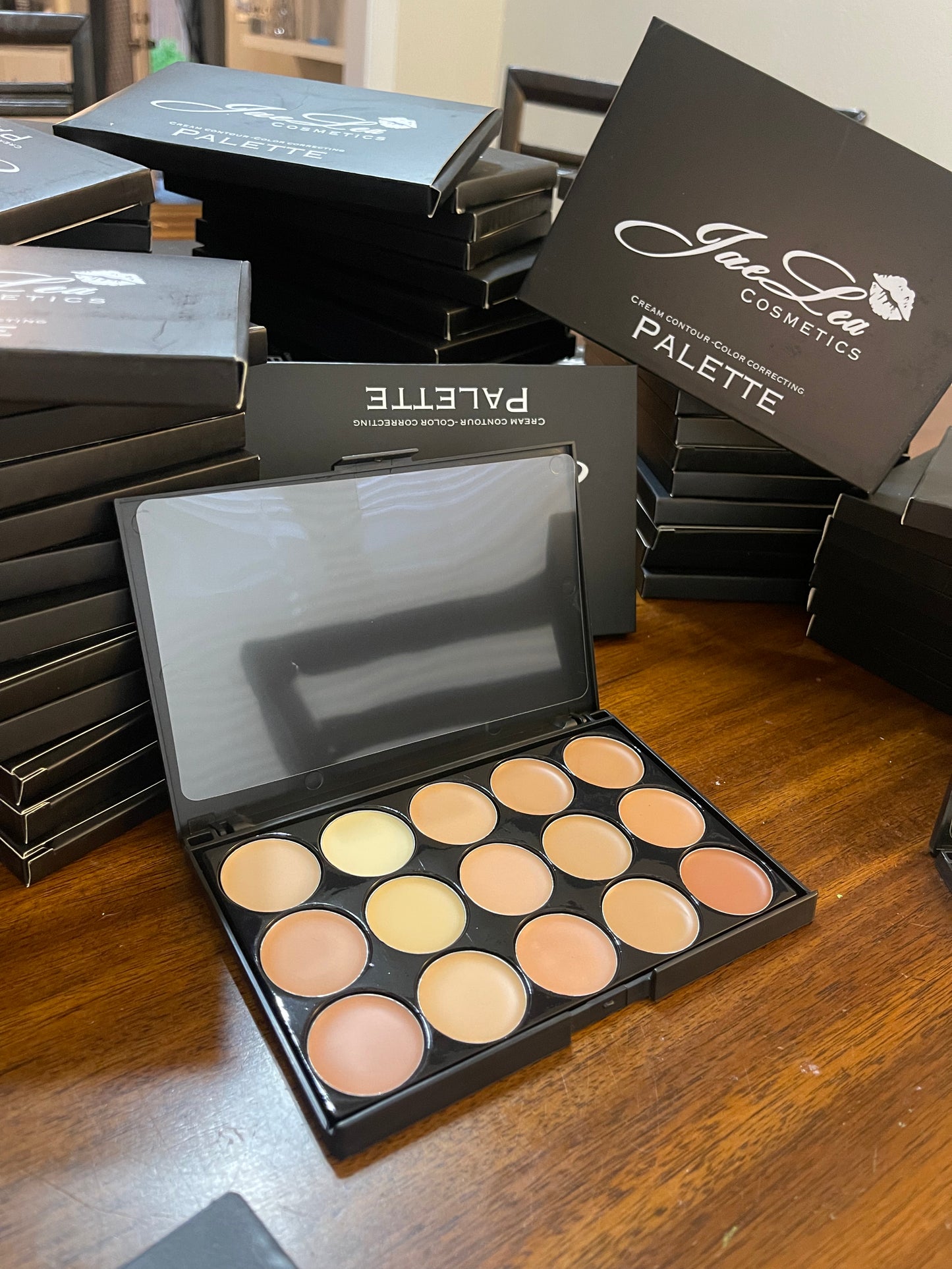 Cream contour-color correction palette