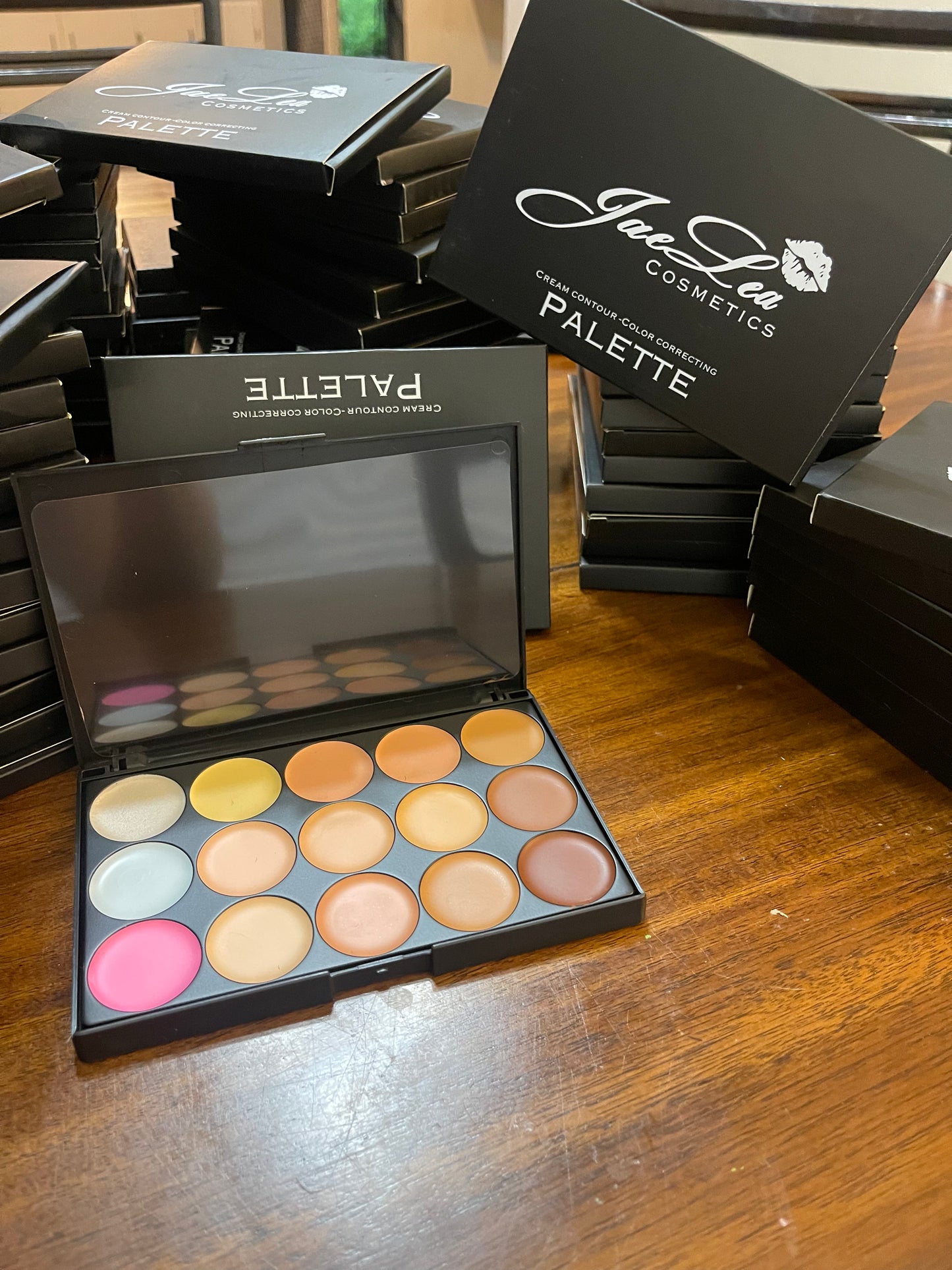 Cream contour-color correction palette